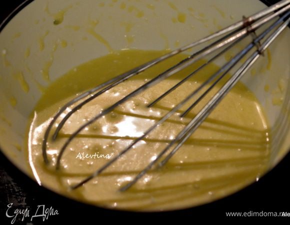 Смешаем в небольшой емкости все для заправки. Для тех, кто считает калории, добавляем в салат немного.