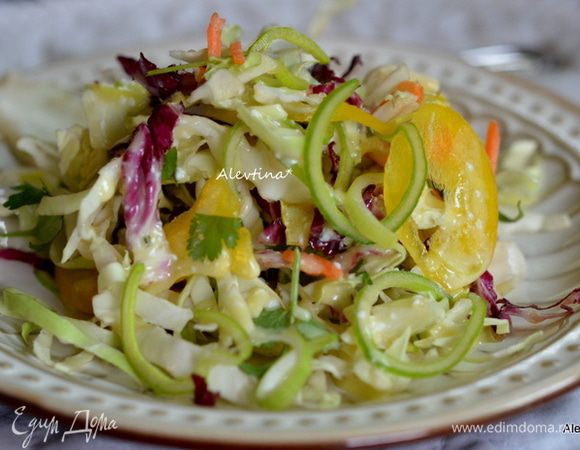 Подать к столу салат и заправку. Вкус просто замечательный. Худеем вкусно!