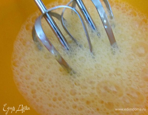 Яйца слегка взбить в однородную массу.