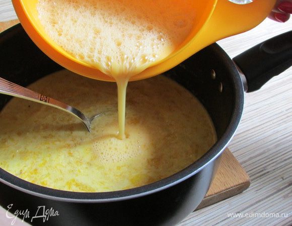 Тоненькой струйкой, постоянно помешивая, влить в фруктовую массу яйца. Поставить на плиту и варить на среднем огне около 5 минут до загустения. Отключить.