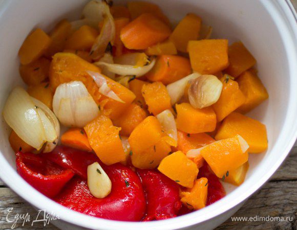 Перец очистить от кожицы и семян, все овощи переложить в кастрюлю.