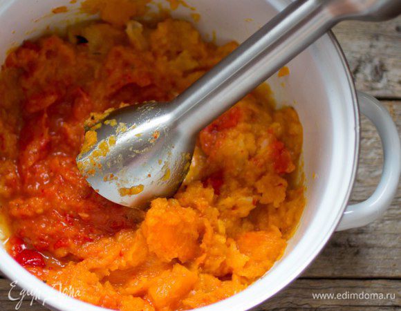 Пюрировать при помощи погружного блендера. Можно пробить до гладкости, можно оставить небольшие кусочки.