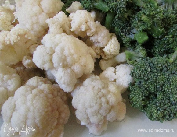 Брокколи и цветную капусту разморозить и порезать на мелкие кусочки.