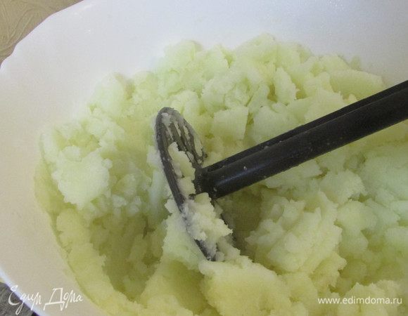 Картофель почистить, отварить в подсоленной воде. Размять в пюре. Остудить.