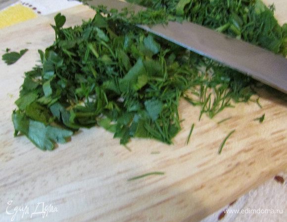 Зелень петрушки и укропа вымыть, обсушить и мелко нарезать.