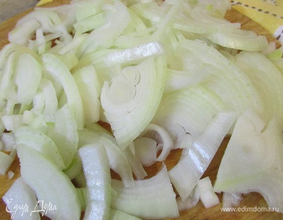 Лук почистить и нарезать полукольцами.