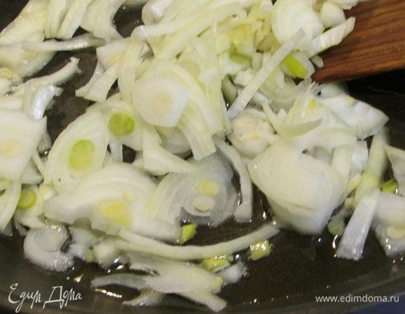 Лук обжарить в небольшом количестве растительного масла.