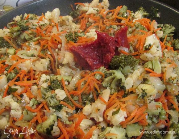 В конце добавить томатную пасту, хорошо перемешать.