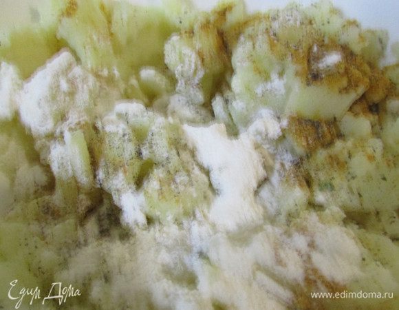 В картофельное пюре добавить ложку муки, черный перец и карри. Вымесить тесто.