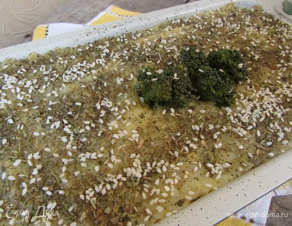 Затем снова картофель. Украсить соцветием брокколи, посыпать кунжутом и прованскими травами. 