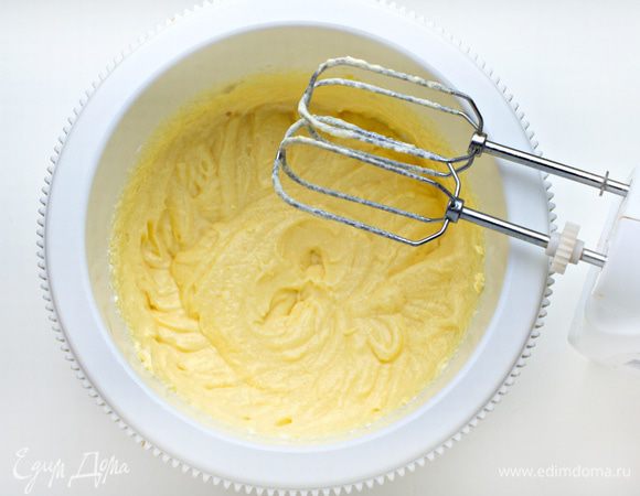 Сливочное масло взбить с сахаром до пышного состояния и полного растворения сахара.