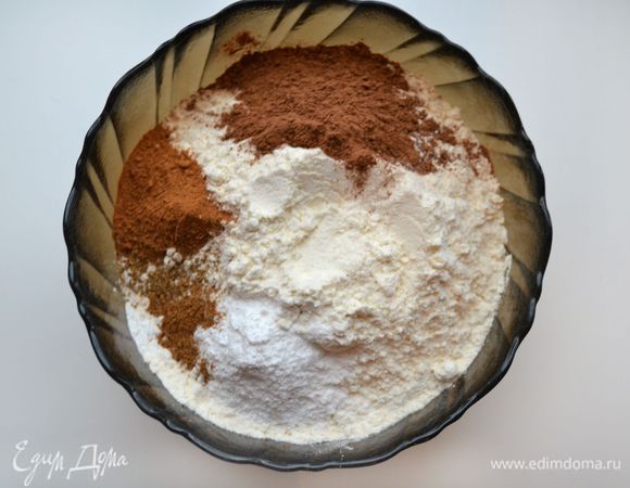 В отдельной емкости смешать муку (3 стакана, если не добавляете ром, коньяк), соль, соду, какао, корицу, мускатный орех, ваниль, гвоздику.