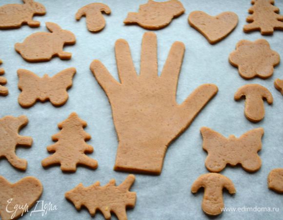 Фигурки перенести на противень, застеленный пекарской бумагой.