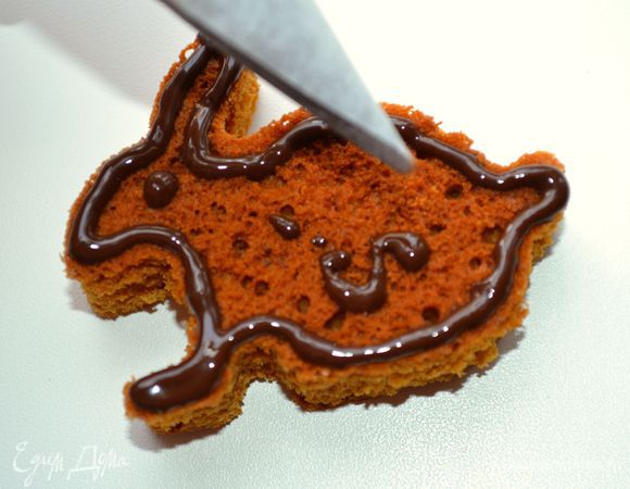  Из пекарской бумаги сделать корнетики (кулечки),...