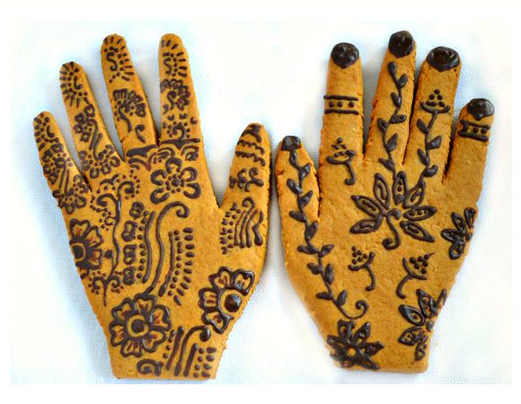 ...и нарисовать на печенье замысловатые узоры.