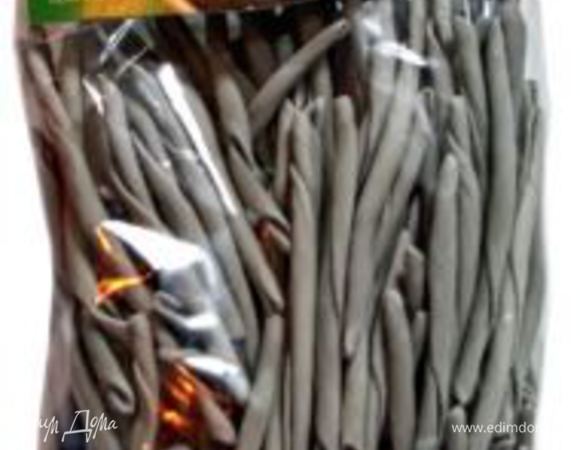 В кастрюлю с кипящей подсоленной водой насыпать пасту, варить по инструкции (на моей упаковке было написано 18-20 минут).