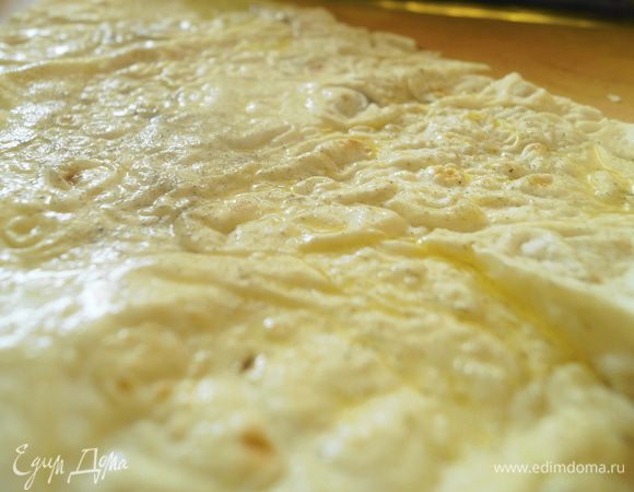 Для чипсов: я взяла 1/2 лаваша, но если бы я знала как это вкусно, то сделала бы их из целого. Смазать лаваш тонким слоем оливкового масла и посыпать специями.