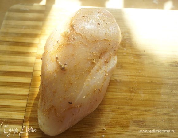 Салат. Куриное филе промыть, натереть специям и запечь в духовке до готовности - это будет полезнее, чем жарить. Дать филе остыть и порезать на тонкие ломтики.