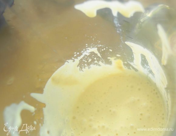 Соус. Яйцо отварить одну минуту, остудить и разбить в глубокую чашу, сюда же добавим лимонный сок, горчицу, оливковое масло, вустерширский соус и пробить блендером. Посолить и поперчить и снова пробить блендером.