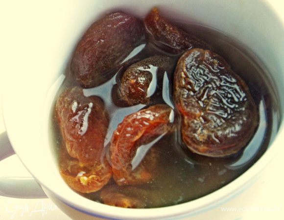 Курагу промыть, зашпарить и накрыть. Дать постоять. Если сильно жёсткая - проварить.