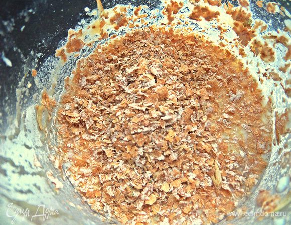 Всыпаем в чашу для блендера отруби в кефир или простоквашу.