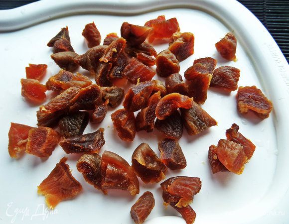 Мягкую курагу нарезать на кусочки и отправить в кефир.