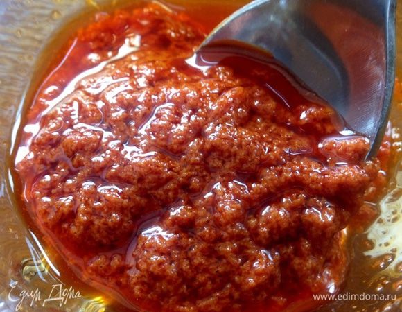 На следующий день вынуть цыпленка из маринада, пока он немного стекает на бумажное полотенце, приготовить смесь для смазывания цыпленка: 1 столовая ложка растительного масла + 1 чайная ложка горчицы +1 столовая ложка молотой красной паприки.