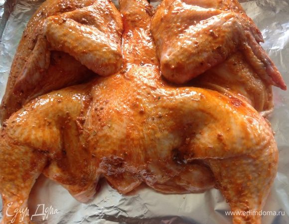 Хорошенько обмазать цыпленка этой смесью и отправить в разогретую духовку на 180 градусов.  Запекать где-то около часа (зависит и от вашей духовки и от размера вашего цыпленка)
Корочка получилась вкусная, и цыпленок нестандартный :-)
Приятного аппетита :-)