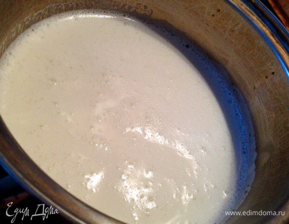 Перелить молоко в большую кастрюлю и довести до кипения.
