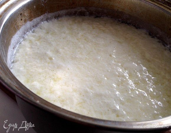 Выключить плиту. Хорошо все перемешать, перекрыть крышкой и оставить постоять 15-20 минут.
Моментально масса сворачивается!