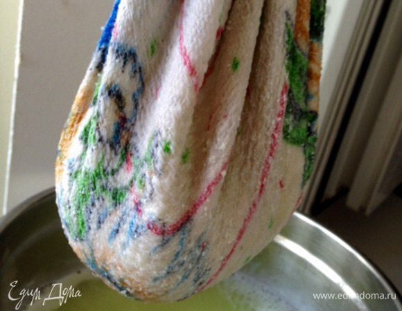 В дуршлаг выложить марлю. Затем шумовкой выложить свернувшуюся творожную массу и чуть отжать! 
Подвесить на кран, чтобы стекла оставшаяся жидкость. Я оставила в дуршлаге и поставила сверху груз. И оставила на 1-3 часов. Я люблю более плотный творог! А вообще, хватит вполне 1.5 часа! 