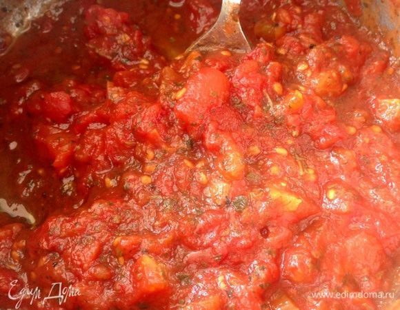 Через время сок выпарится и получится густой томатный соус.