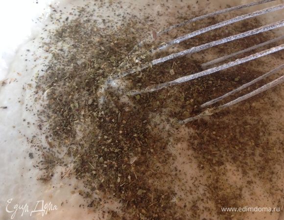 На стакан (250) слегка теплой воды добавить 1 столовую ложку сахара, 1 столовую ложку дрожжей и 4 столовой ложки просеянной муки, перемешать и поставить в теплое место. Через 20 минут добавить туда 3 столовой ложки оливкового масла, хорошую щепотку соли и 1,5 стакан просеянной муки и 1 столовую ложку сухого базилика.