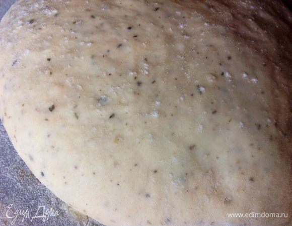 Отставить тесто под полотенцем в теплое место на 40 минут, чтобы тесто подошло, поднялось. Я высыпала на доску еще пол стакан просеянной муки и замесила хорошо тесто.