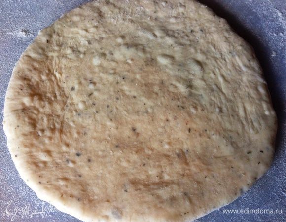 Разделить тесто на 8 равных частей и раскатать на маленькие лепешки толщиной 0,5 см.