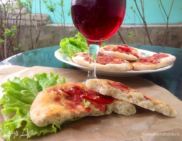 Лепешки ставим в духовку на 180 градусов, они пекутся очень быстро, 10-15 минут. Фокачча очень хорошо сочетается с любым сухим вином и может подаваться как закуска к вину.
Это очень вкусно...в следующий раз буду экспериментировать с разными начинками :-)
Приятного аппетита :-)