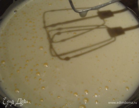 Яйца взбейте миксером 1 минуту, добавьте сахар и хорошо взбейте. Масса должна стать очень пышной, светлого цвета. В яичную смесь тоненькой струйкой добавьте оливковое масло, не переставая взбивать.