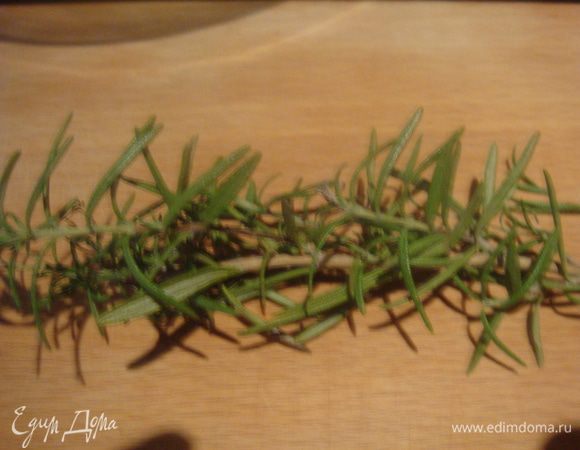 Иголочки розмарина мелко-мелко порезать (у меня была вот такая веточка) получилось 1 ст. л. Порезанный розмарин добавить в яичную смесь.