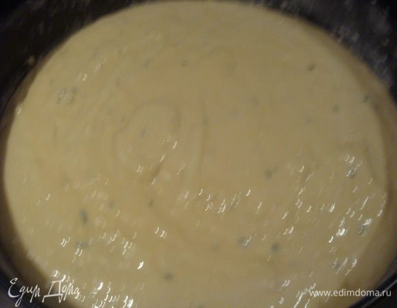 В яичную смесь постепенно ввести муку и аккуратно перемешивать. Форму смазать маслом и присыпать немного мукой (у меня форма диаметром 26 см). Вылить тесто в форму. Выпекать в заранее разогретой духовке 40-45 минут до золотистой корочки(я готовность проверяю зубочисткой). Готовый кекс можно присыпать сахарной пудрой.
