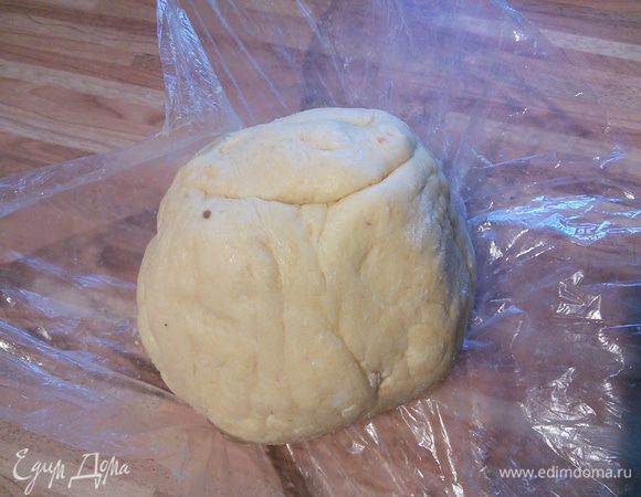 Выложите тесто на кусочек пищевой плёнки и соберите его в комок. 