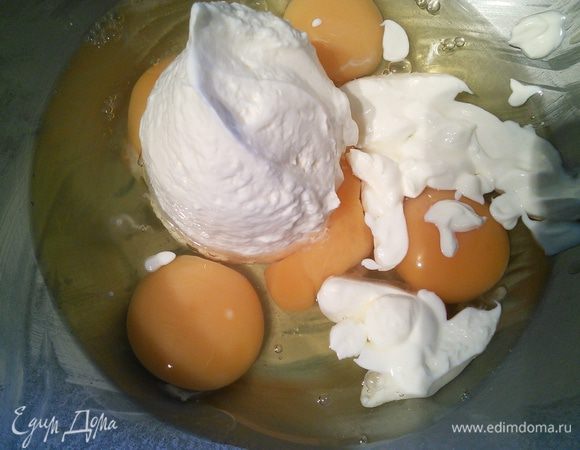 Для начинки цветную капусту промойте, разберите на мелкие соцветия и залейте на 5 мин крутым кипятком, так она сохранит свою структуру. Яйца взбейте венчиком со сметаной, посолите, поперчите.