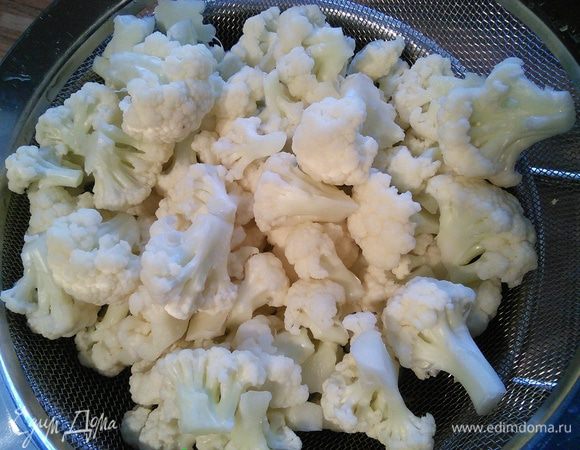 Цветную капусту охладите, предварительно слив с неё воду. Черемшу промойте, обсушите, порежьте и соедините с заливкой. 