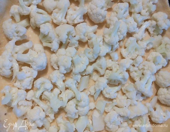 Холодную капусту разложите по форме. 