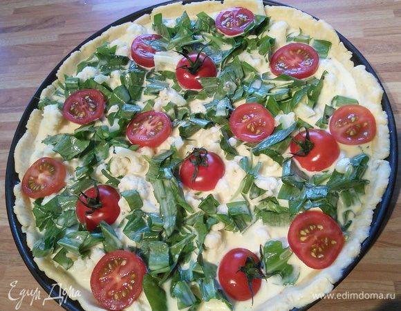 Залейте яичной смесью. Черри порежьте кружочками, распределите по кишу. Разогрейте духовку до 190°. 