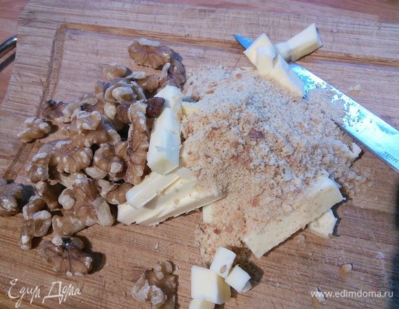 Для хрустящей посыпки соедините сухарную крошку с рубленными орехами и холодным маслом. Теперь следует это хорошенечко порубить и посыпать пирог ореховой смесью. 