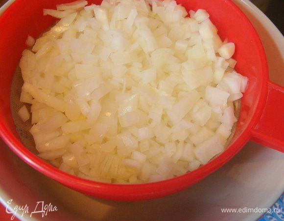 Лук очень мелко порезать и хорошо ошпарить, чтобы он стал мягким.