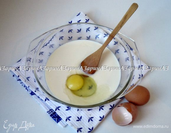 Дрожжи распустить в теплом молоке, добавить сахар, соль, перец и яйца. Перемешать.
