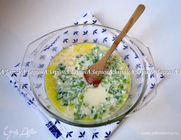 Добавить нарубленный мелко лук и растительное масло.
