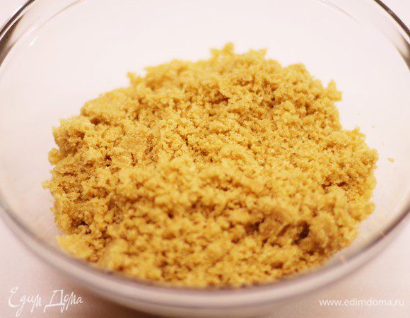 Разогрейте духовку до 190 гадусов.
Песочное печенье измельчите в комбайне.