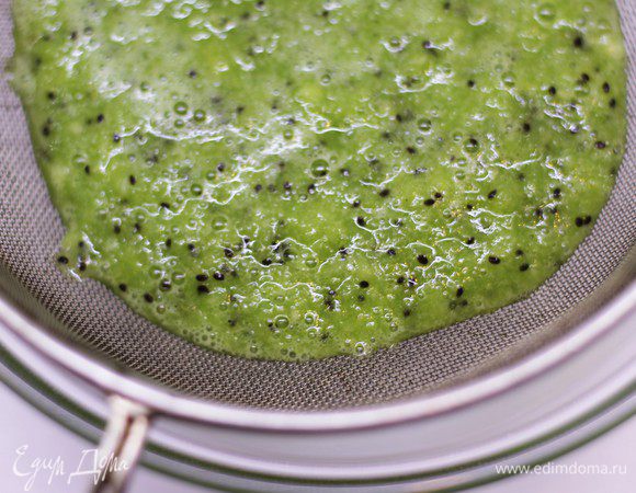 Подготовим курд из киви.
Спелые плоды киви помойте и очистите от кожуры.
Процедите очищенные плоды через дуршлаг. Отложите немного семян киви, которые будут использоваться потом в качестве украшения. 
У нас должно получиться 3/4 стакана пюре из киви без косточек.